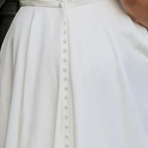 Efektowna suknia ślubna w literę A z opadającymi ramiączkami