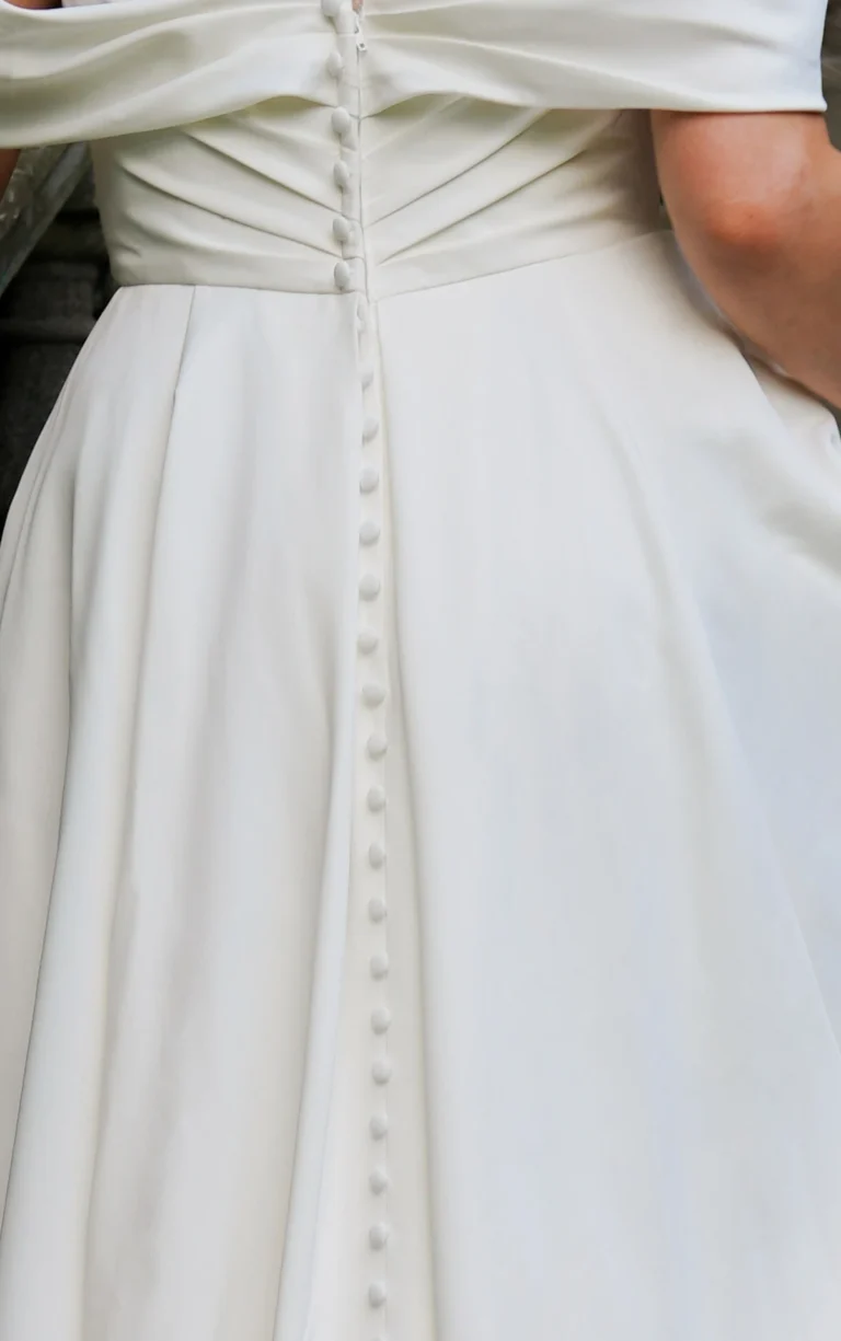 Efektowna suknia ślubna w literę A z opadającymi ramiączkami