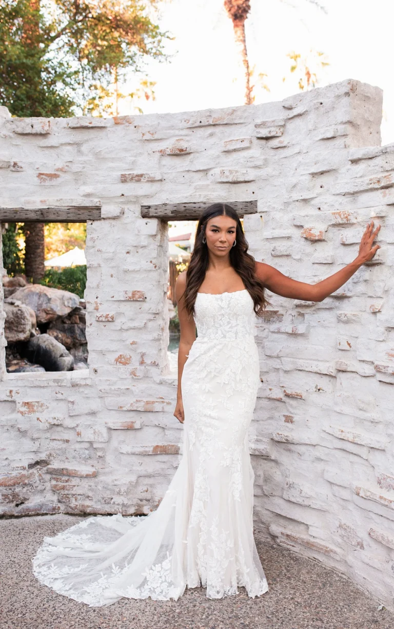 Elegancka koronkowa suknia ślubna typu fit & flare z kwiatowym motywem i ramiączkami