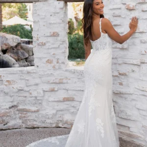 Elegancka koronkowa suknia ślubna typu fit & flare z kwiatowym motywem i ramiączkami