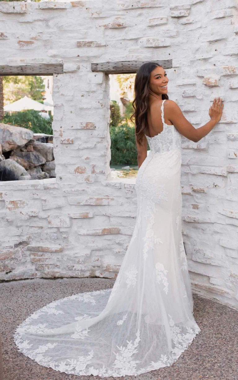 Elegancka koronkowa suknia ślubna typu fit & flare z kwiatowym motywem i ramiączkami