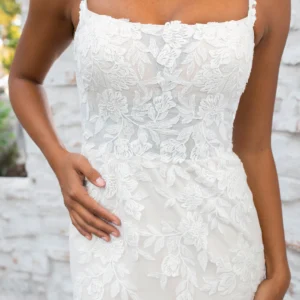 Elegancka koronkowa suknia ślubna typu fit & flare z kwiatowym motywem i ramiączkami