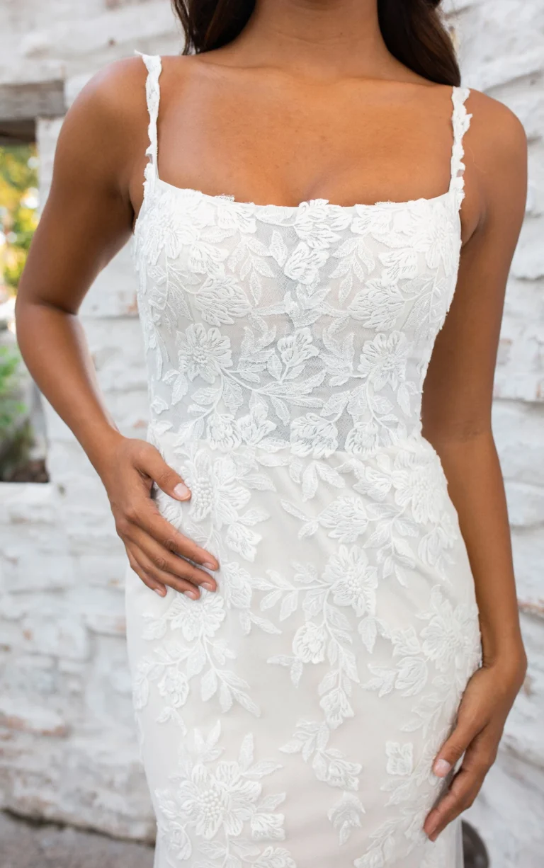 Elegancka koronkowa suknia ślubna typu fit & flare z kwiatowym motywem i ramiączkami