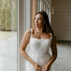 Elegancka koronkowa suknia ślubna typu fit & flare z kwiatowym motywem i ramiączkami