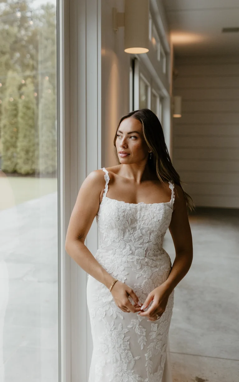 Elegancka koronkowa suknia ślubna typu fit & flare z kwiatowym motywem i ramiączkami