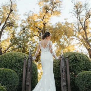 Romantyczna suknia ślubna typu fit & flare z długimi koronkowymi rękawami