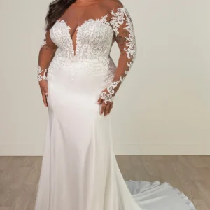 Elegancka koronkowa suknia ślubna typu fit & flare z długimi rękawami i wysokim dekoltem iluzja