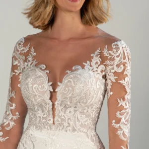 Elegancka koronkowa suknia ślubna typu fit & flare z długimi rękawami i wysokim dekoltem iluzja