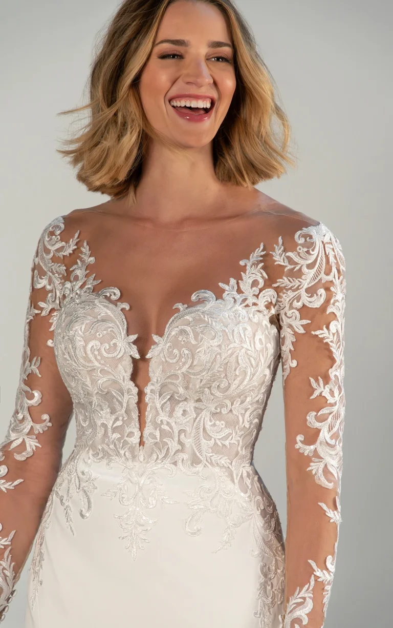 Elegancka koronkowa suknia ślubna typu fit & flare z długimi rękawami i wysokim dekoltem iluzja