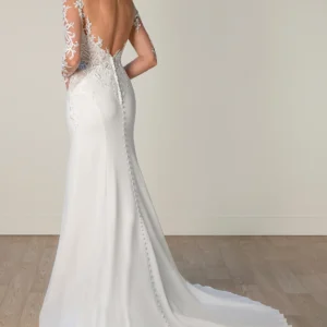 Elegancka koronkowa suknia ślubna typu fit & flare z długimi rękawami i wysokim dekoltem iluzja