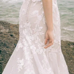 Kwiatowa suknia ślubna typu fit & flare z transparentnym gorsetem i szeroko rozstawionymi ramiączkami