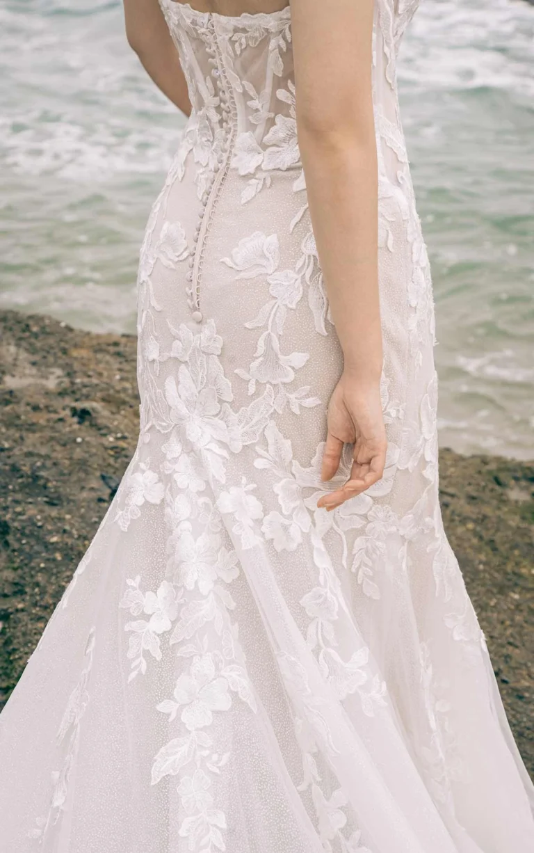 Kwiatowa suknia ślubna typu fit & flare z transparentnym gorsetem i szeroko rozstawionymi ramiączkami