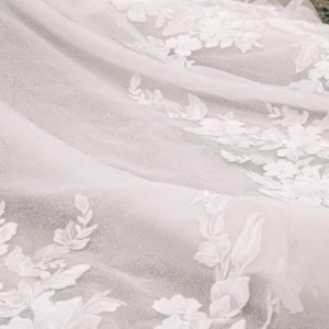 Kwiatowa suknia ślubna typu fit & flare z transparentnym gorsetem i szeroko rozstawionymi ramiączkami