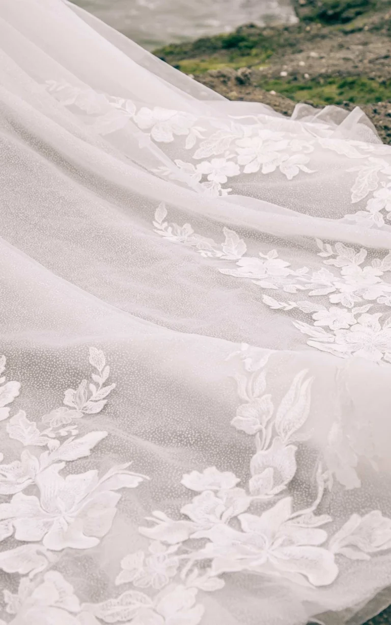 Kwiatowa suknia ślubna typu fit & flare z transparentnym gorsetem i szeroko rozstawionymi ramiączkami