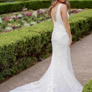 Nowoczesna koronkowa suknia ślubna typu fit & flare na ramiączkach