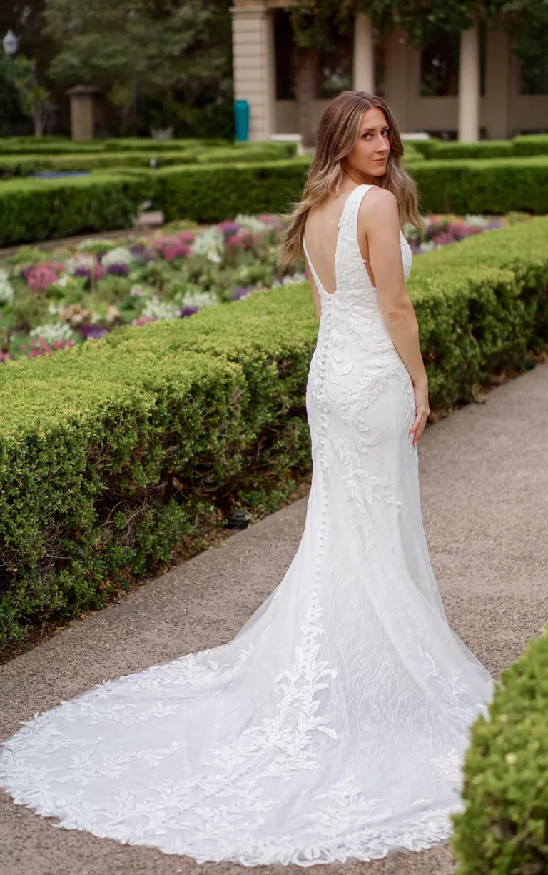 Nowoczesna koronkowa suknia ślubna typu fit & flare na ramiączkach