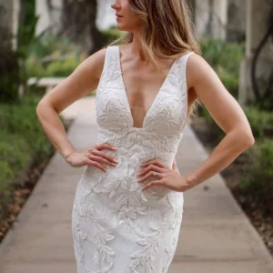 Nowoczesna koronkowa suknia ślubna typu fit & flare na ramiączkach