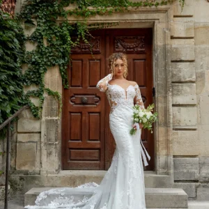 Zjawiskowa koronkowa suknia ślubna typu fit & flare z długim rękawem i efektownym, odkrytym tyłem