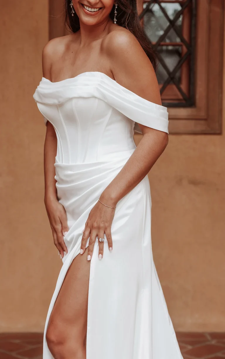 Glamour suknia ślubna typu fit & flare z opadającymi ramionami i opcjonalnym rozcięciem na nodze