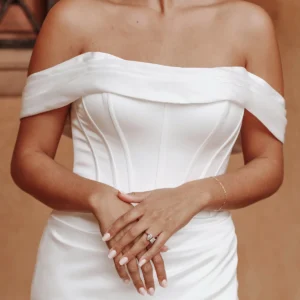 Glamour suknia ślubna typu fit & flare z opadającymi ramionami i opcjonalnym rozcięciem na nodze