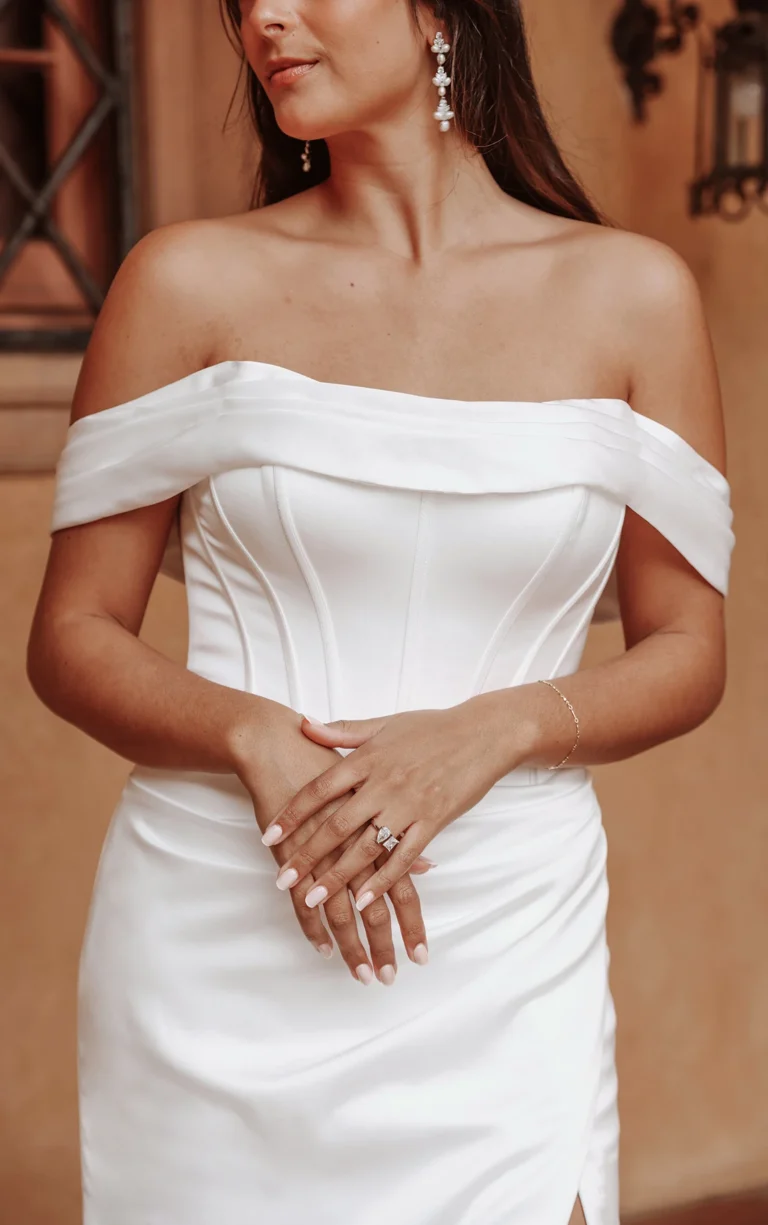 Glamour suknia ślubna typu fit & flare z opadającymi ramionami i opcjonalnym rozcięciem na nodze