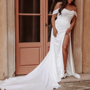 Glamour suknia ślubna typu fit & flare z opadającymi ramionami i opcjonalnym rozcięciem na nodze