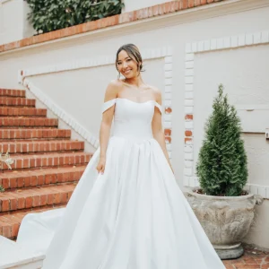 Prosta suknia ślubna balowa z mikado z ramiączkami z opadającymi ramionami