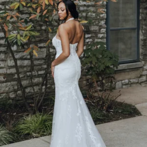 Zmysłowa koronkowa suknia ślubna typu fit & flare z dekoltem halter