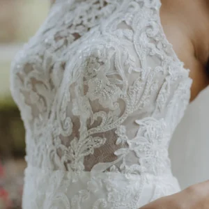 Zmysłowa koronkowa suknia ślubna typu fit & flare z dekoltem halter
