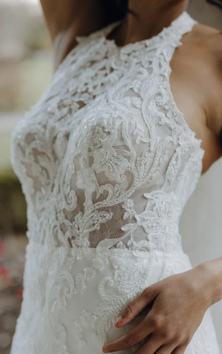 Zmysłowa koronkowa suknia ślubna typu fit & flare z dekoltem halter
