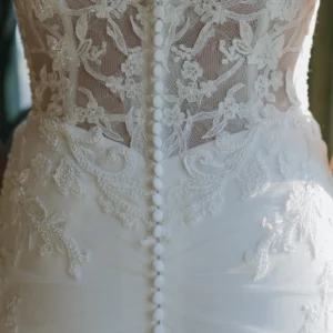 Zmysłowa koronkowa suknia ślubna typu fit & flare z dekoltem halter