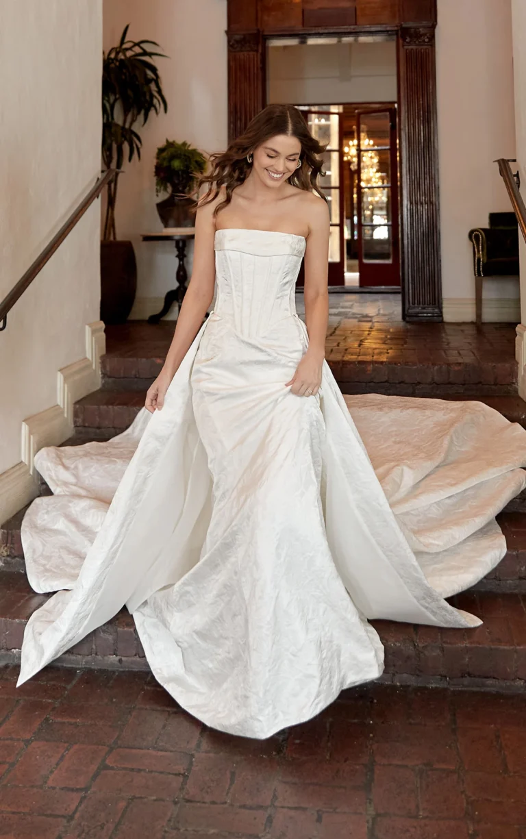 Glamour suknia ślubna bez ramiączek typu fit & flare z odpinaną spódnicą wierzchnią