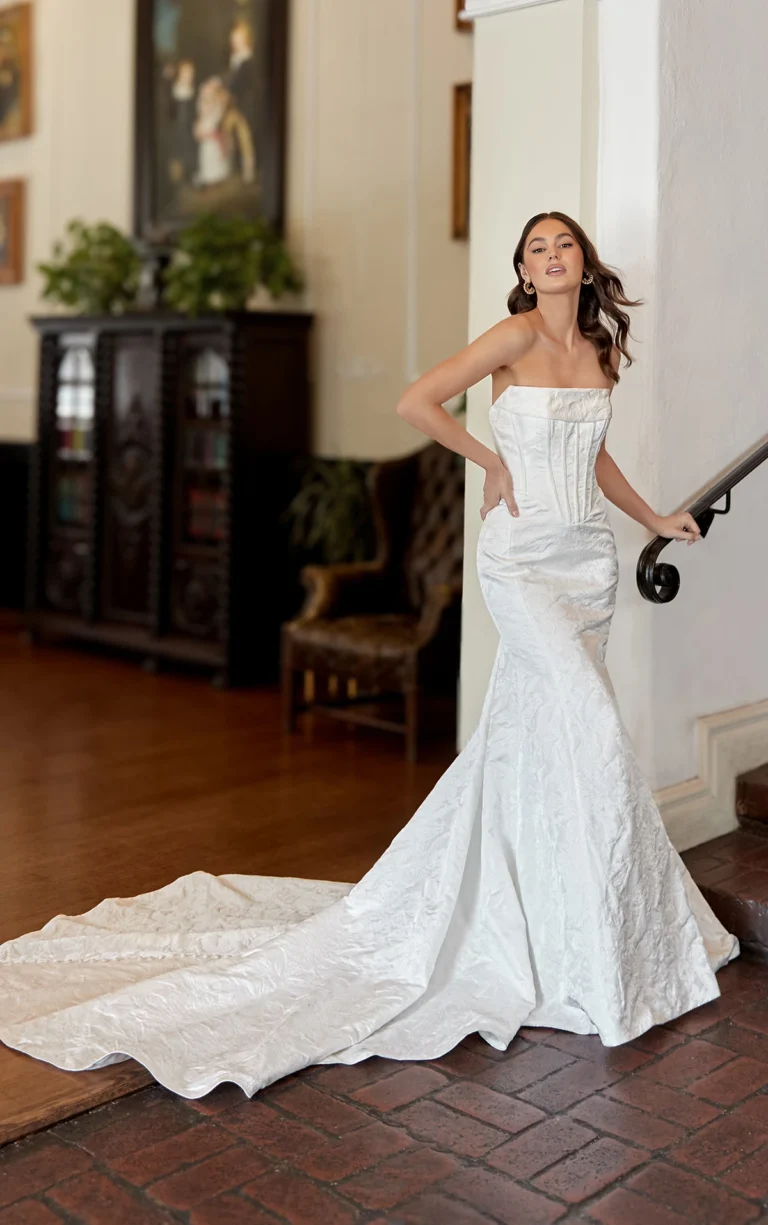 Glamour suknia ślubna bez ramiączek typu fit & flare z odpinaną spódnicą wierzchnią
