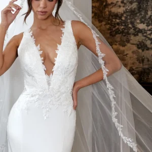 Nowoczesna koronkowa suknia ślubna typu fit & flare z głębokim dekoltem w serek i ramiączkami