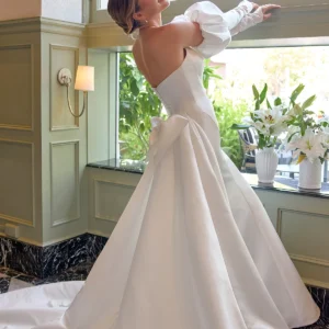 Suknia ślubna typu fit & flare bez ramiączek z satyny Grand Satin z kokardą z tyłu