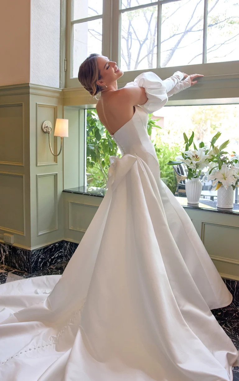 Suknia ślubna typu fit & flare bez ramiączek z satyny Grand Satin z kokardą z tyłu