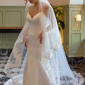Suknia ślubna typu fit & flare bez ramiączek z satyny Grand Satin z kokardą z tyłu