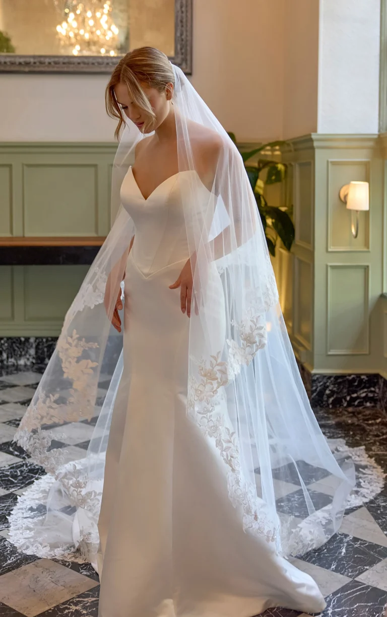 Suknia ślubna typu fit & flare bez ramiączek z satyny Grand Satin z kokardą z tyłu