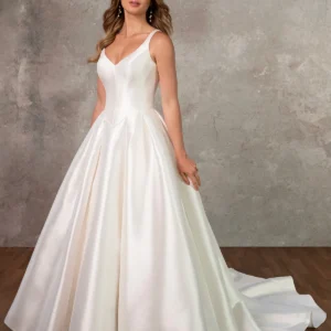 Minimalistyczna suknia balowa z mikado z dekoltem w serek i plisowaną spódnicą
