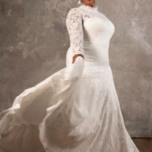 Suknia typu fit & flare z przezroczystymi długimi rękawami z koronki i wysoką stójką