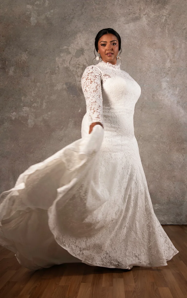 Suknia typu fit & flare z przezroczystymi długimi rękawami z koronki i wysoką stójką