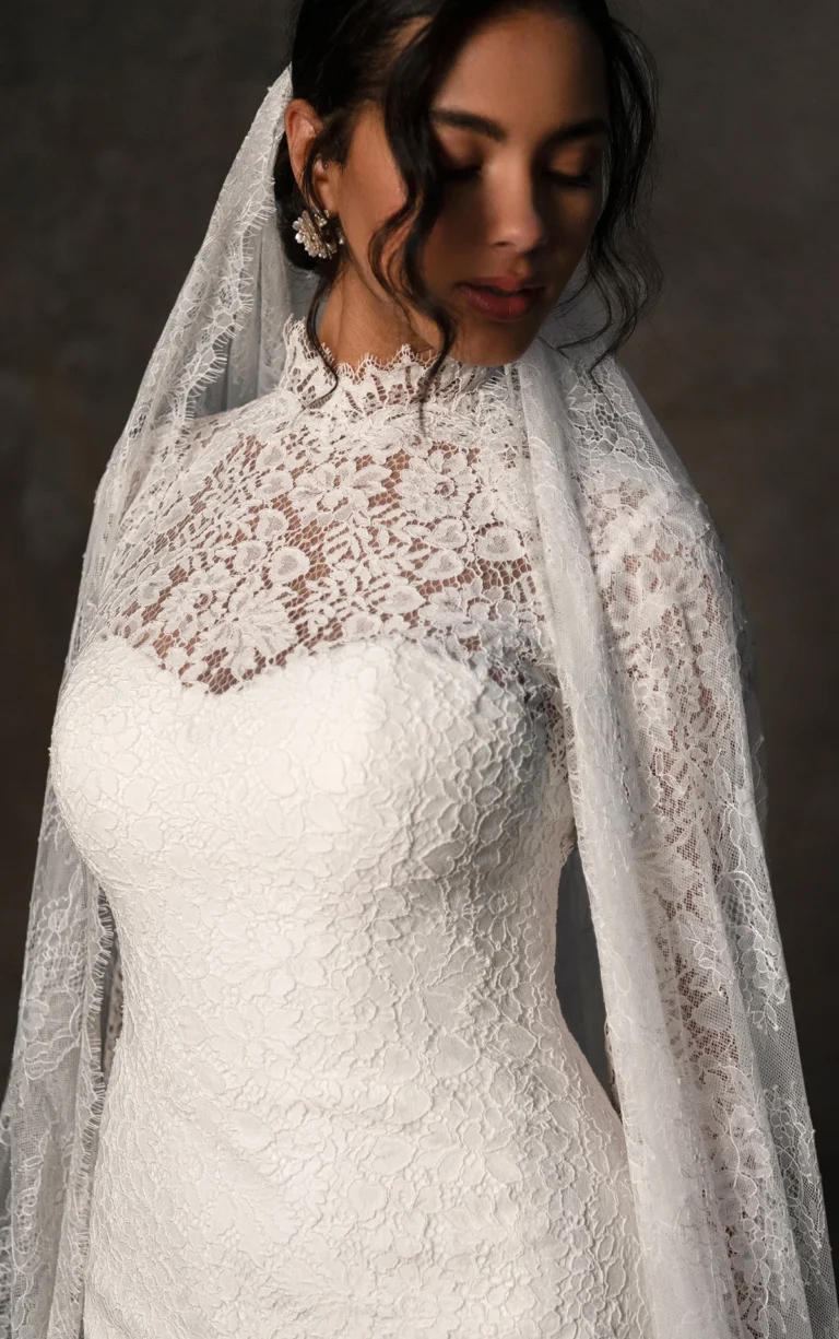 Suknia typu fit & flare z przezroczystymi długimi rękawami z koronki i wysoką stójką