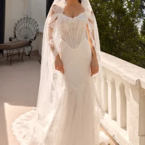Koronkowo-ti ulowa suknia typu fit & flare z dekoltem w serek i falowanym wykończeniem