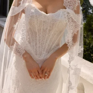 Koronkowo-ti ulowa suknia typu fit & flare z dekoltem w serek i falowanym wykończeniem