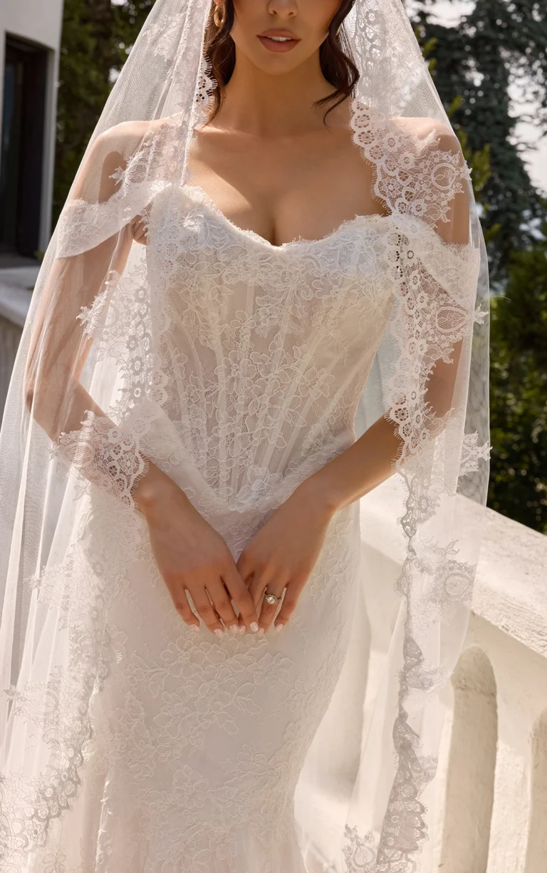 Koronkowo-ti ulowa suknia typu fit & flare z dekoltem w serek i falowanym wykończeniem