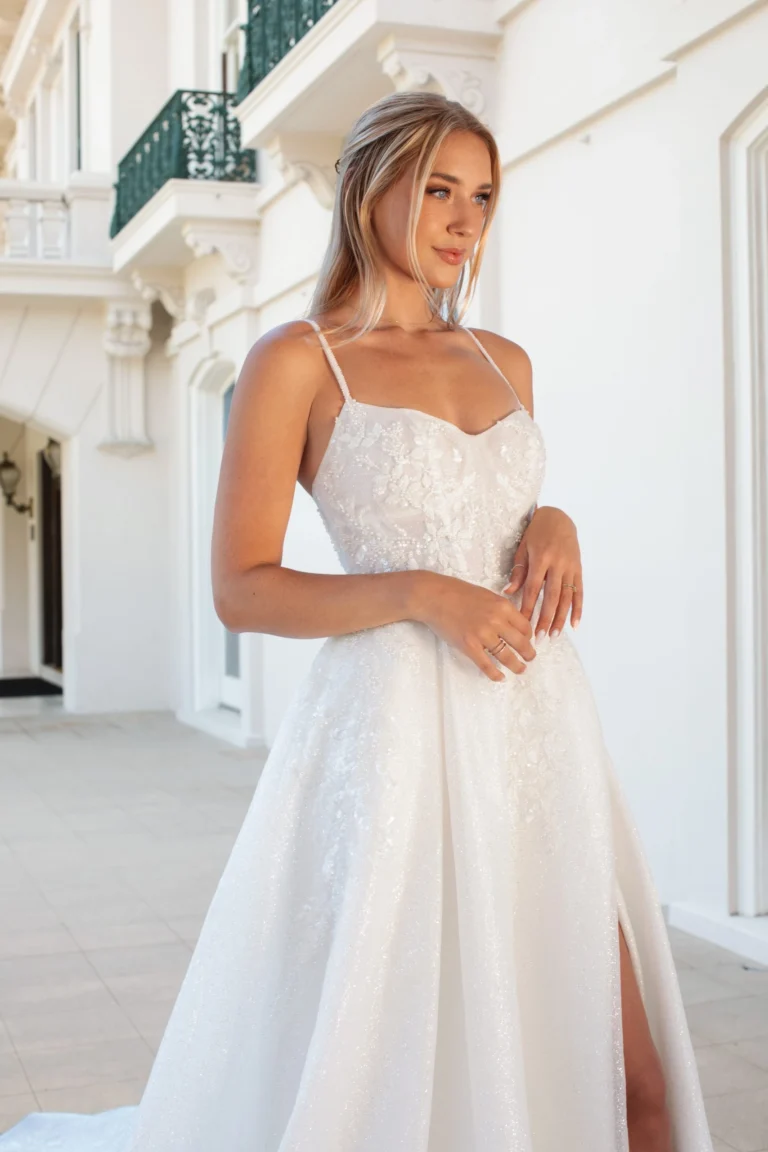 Błyszcząca, księżniczkowa suknia ślubna w literę A z dekoltem w kształcie serca