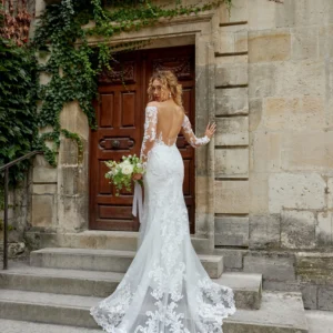 Zjawiskowa koronkowa suknia ślubna typu fit & flare z długim rękawem i efektownym, odkrytym tyłem