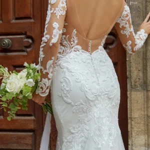 Zjawiskowa koronkowa suknia ślubna typu fit & flare z długim rękawem i efektownym, odkrytym tyłem