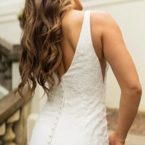 Glamour suknia ślubna prosta/ołówkowa z głębokim dekoltem