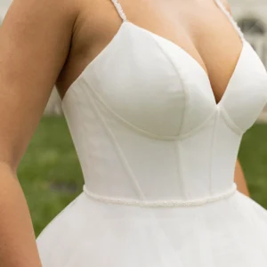 Nowoczesna księżniczkowa suknia balowa z gorsetem w stylu corset